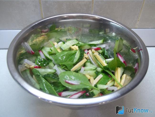 Готовый салат с огурцом, шпинатом и сыром