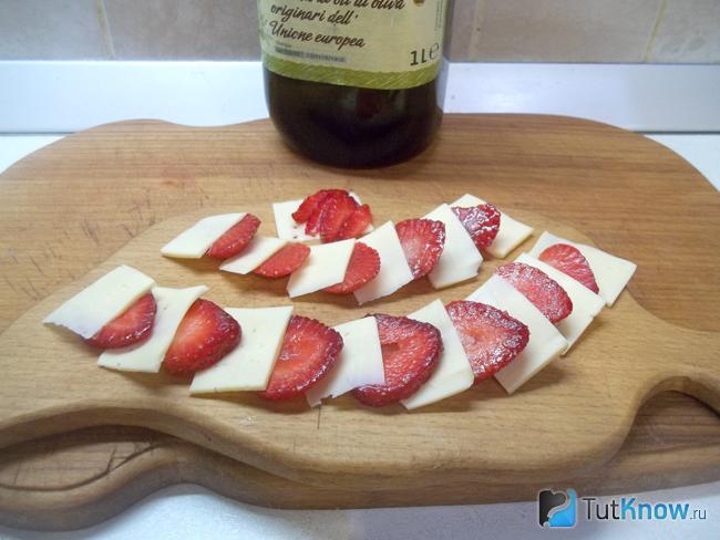 Клубники с сыром политы маслом