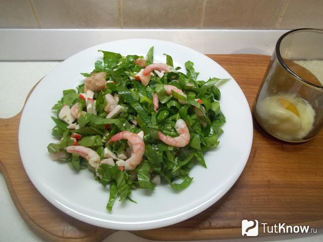 Готовый листовой салат с морепродуктами