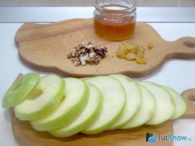 Яблоки нарезаны кольцами