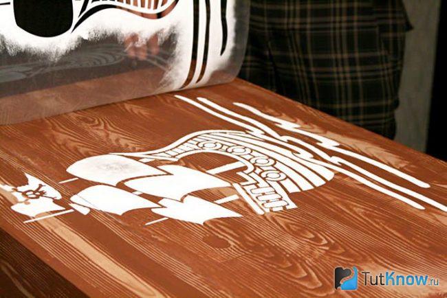 Рисунок нанесён на пиратский сундук