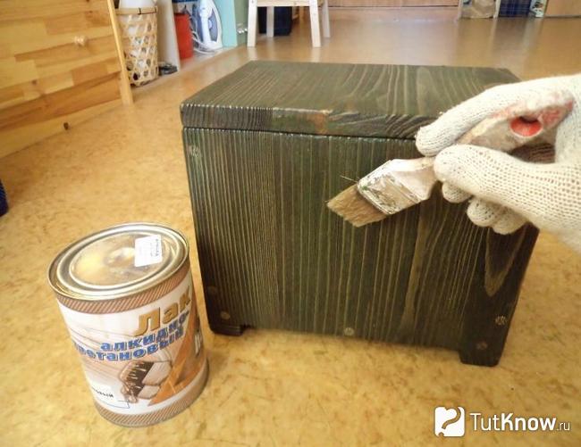 Сундук покрывается паркетным матовым лаком