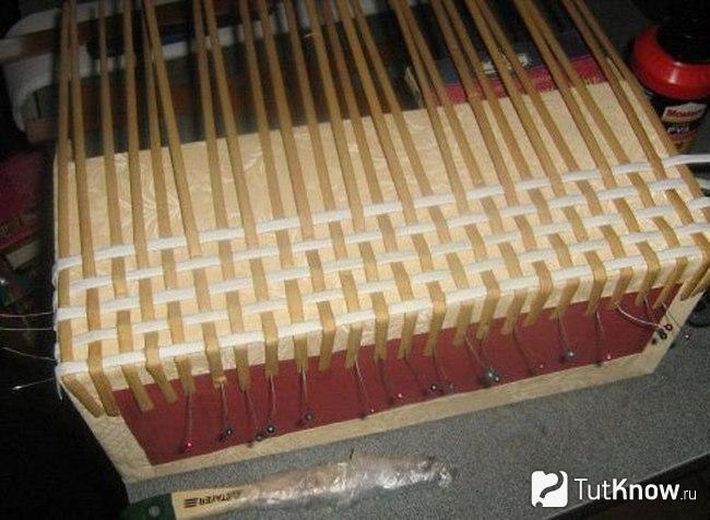 Бумажные полоски формируют стенки сундука