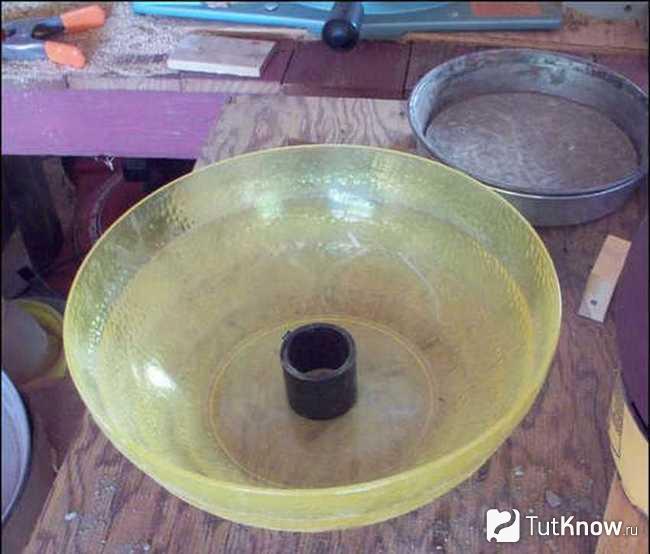 Отверстие для оттока воды из цветника