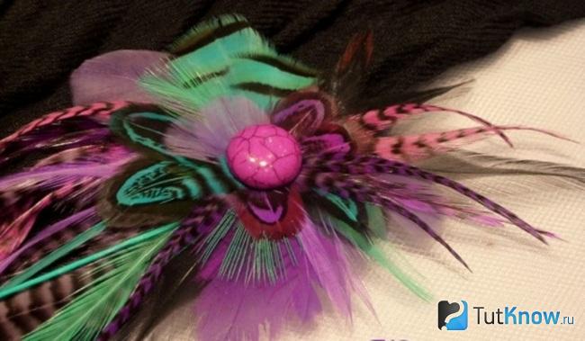 Украшение из перьев и искусственного камня