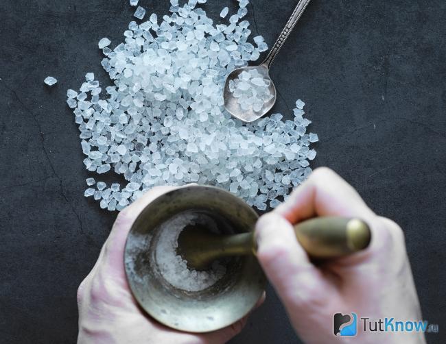 Измельчение кельтской соли в ступке