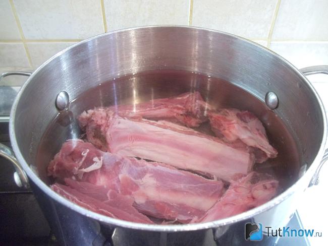 Мясо сложено в кастрюлю