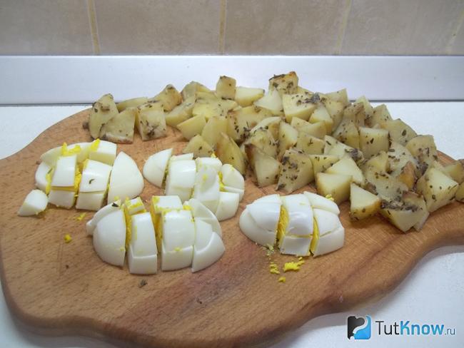 Картофель и отваренные яйца нарезаны