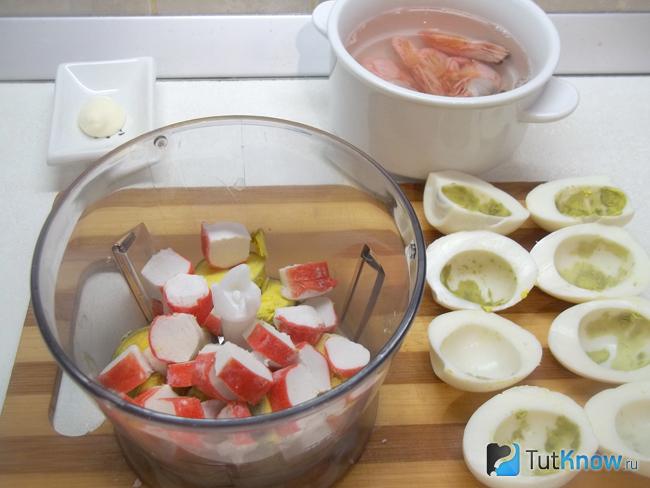 К желткам добавлены нарезанные крабовые палочки