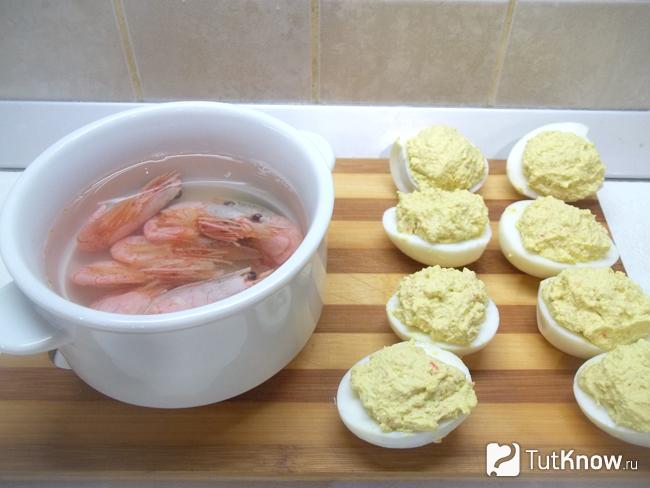 Яичные белки заполнены начинкой