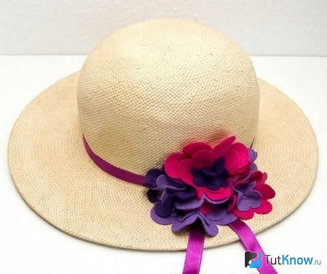 Шляпка украшена цветками из фетра