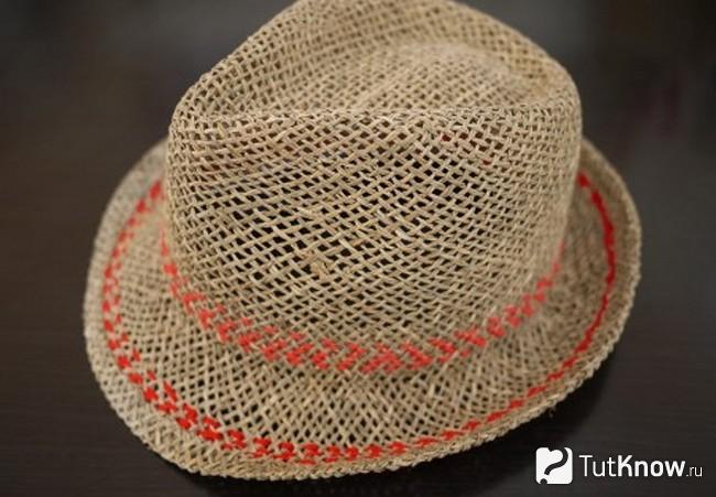 Мужская шляпа украшена узорами