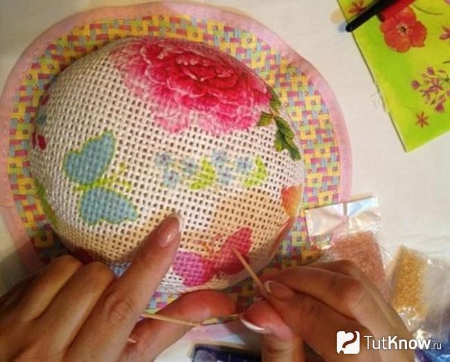 Цветные рисунки на соломенной шляпе