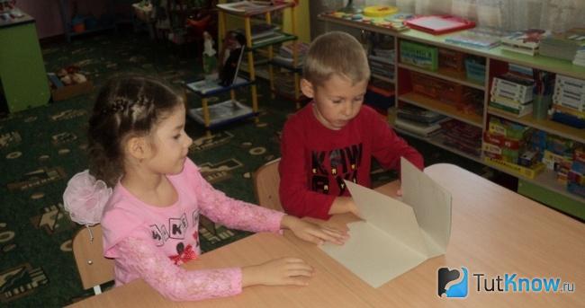 Мальчик и девочка занимаются с книжкой-малышкой