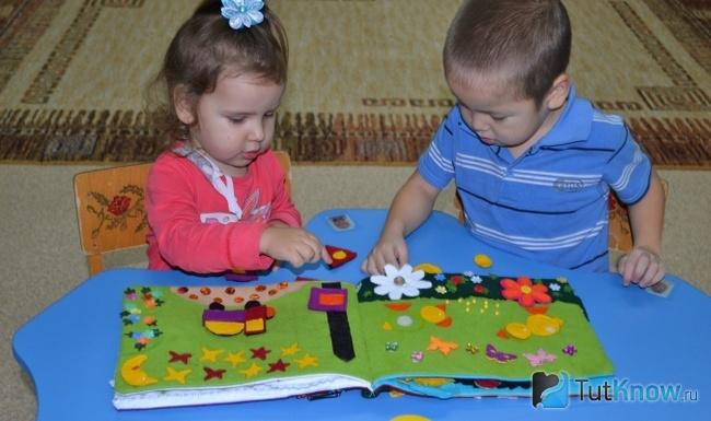 Дети занимаются с книжкой-малышкой
