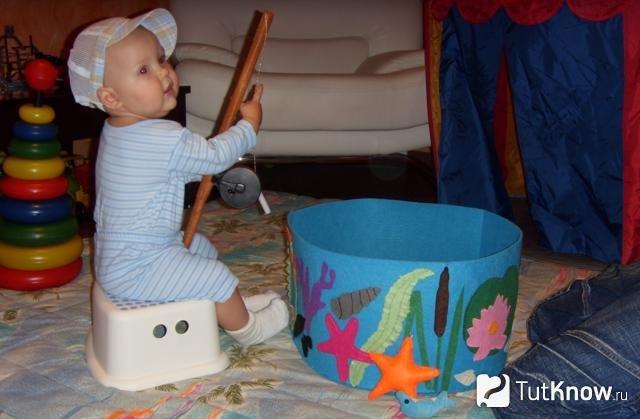 Ребёнок играет в рыбалку