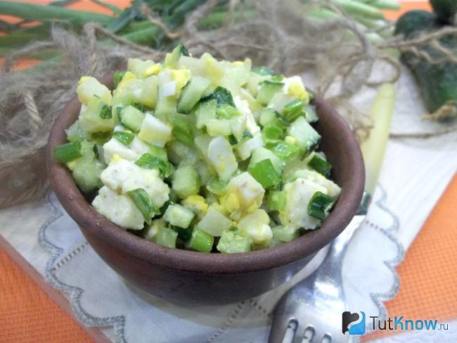 Готовый картофельный салат с сыром, яйцами и свежими огурцами