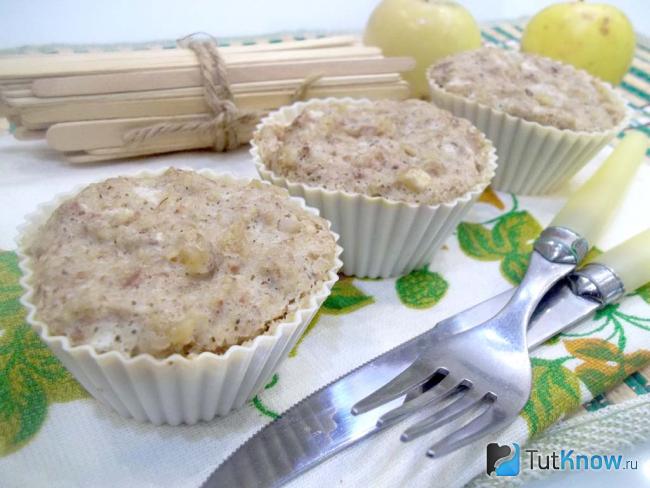 Готовое суфле из гречневой каши с яблоками и медом на паровой бане