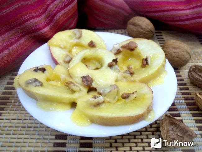 Готовые запеченные яблоки с медом, грецкими орехами и сыром