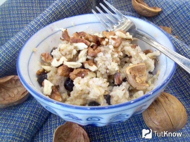 Готовая овсяная каша с черной смородиной, грецкими орехами и медом