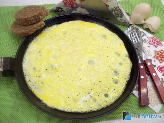 Готовые жареные яйца с молоком и сыром