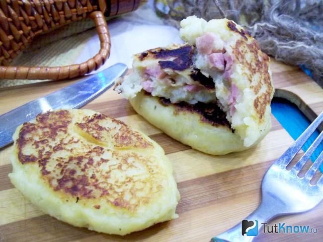 Готовые картофельные зразы с колбасой