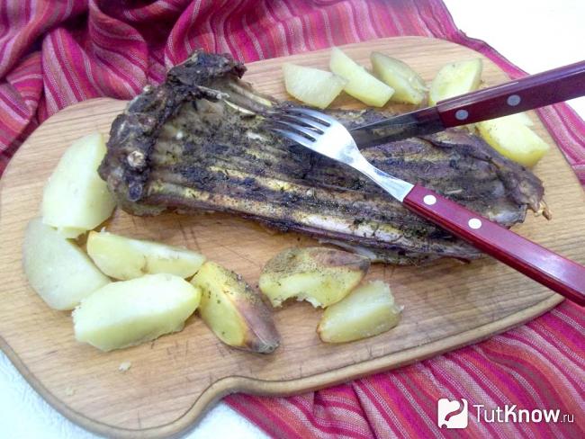 Готовая корейка баранины с картофелем в духовке