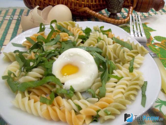 Готовые макароны с черемшой и яйцом-пашот