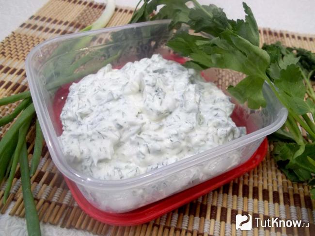 Готовый белый соус с чесноком и зеленью