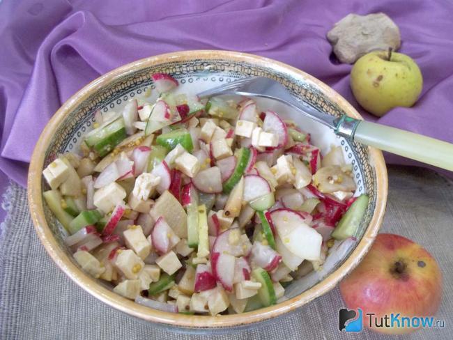 Готовый салат с редисом, огурцом, яблоком и сыром