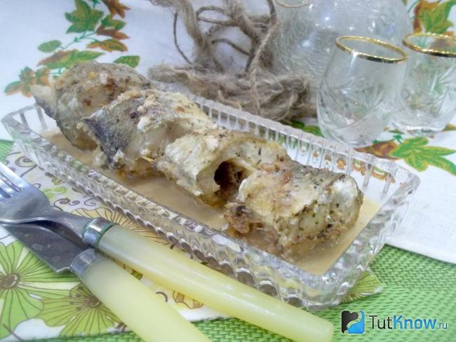 Готовый хек тушеный в сметанно-горчичном соусе