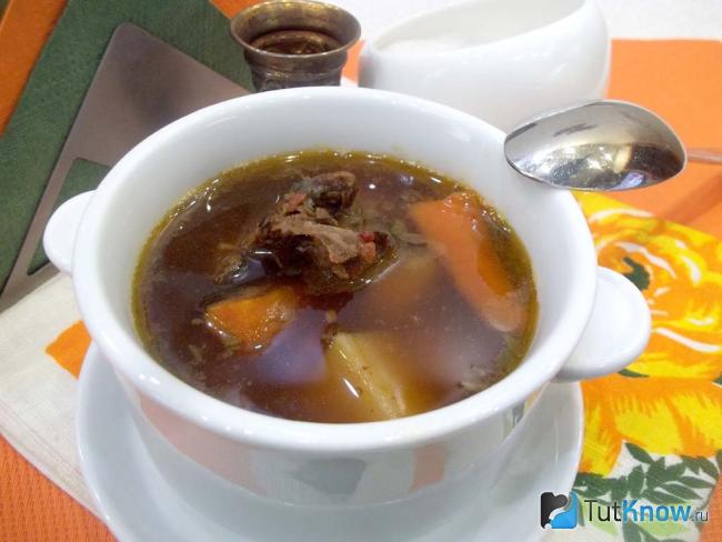 Готовый жареный суп с уткой и овощами