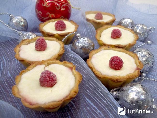 Готовые корзиночки из песочного теста с малиной и сметанным кремом