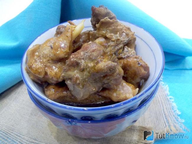 Готовая курица тушеная в собственном соку