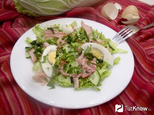 Готовый салат с пекинской капустой, копченой курицей, огурца и яиц
