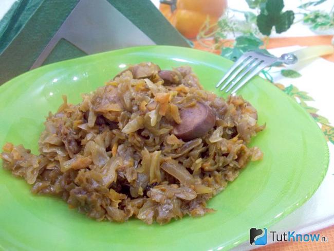 Готовая тушеная капуста с морковью и сосисками