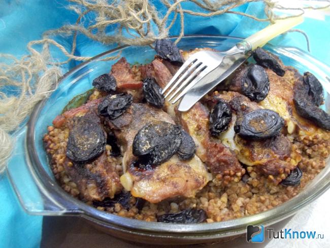 Готовое мясо с гречкой и черносливом в духовке