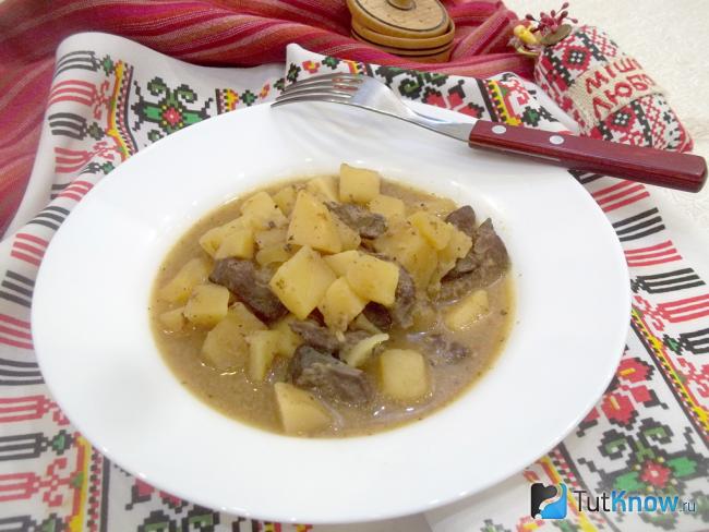 Готовый тушеный картофель с печенью в молоке
