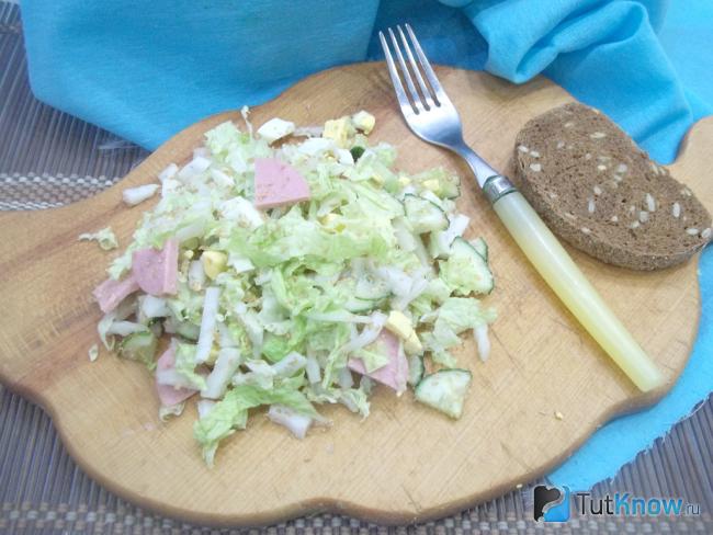 Готовый салат с пекинской капустой, огурцом, колбасой и яйцами