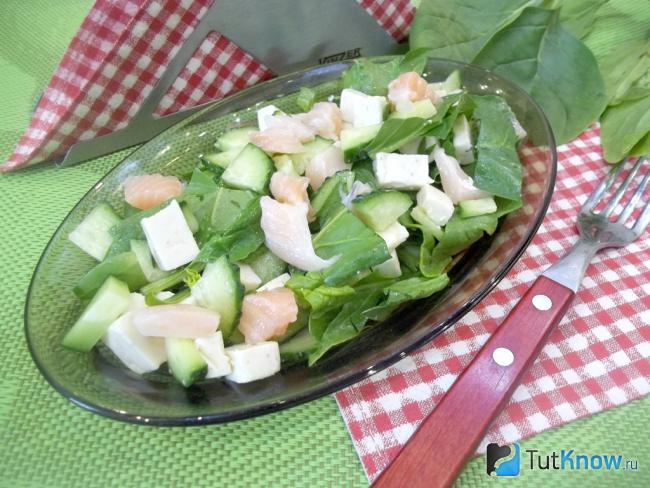 Готовый салат со шпинатом, красной рыбой, сыром и огурцом