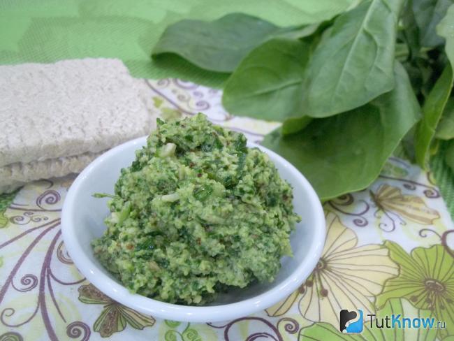 Готовый соус песто из шпината, грецких орехов и сыра