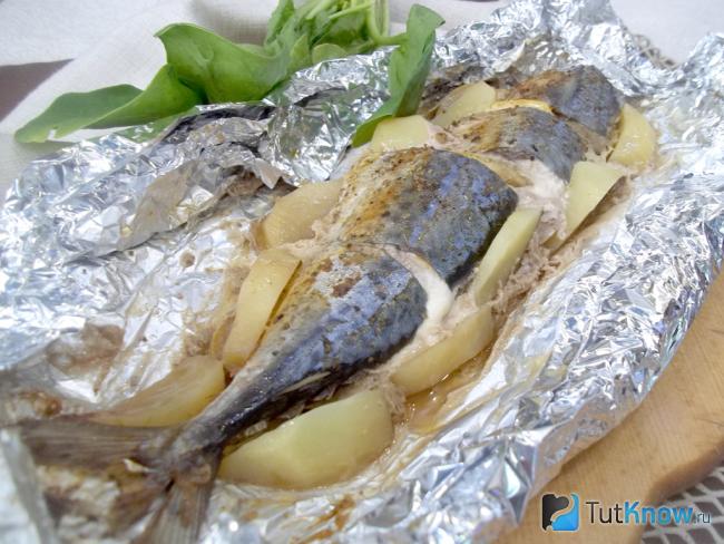 Готовая скумбрия с картофелем в фольге в духовке
