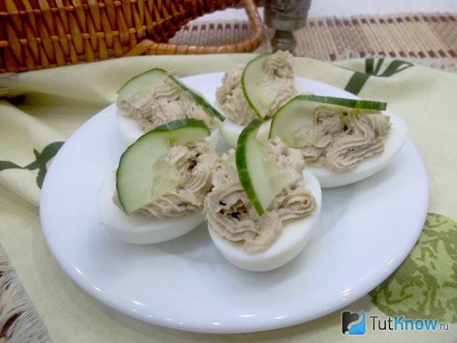 Готовые фаршированные яйца скумбрией в масле