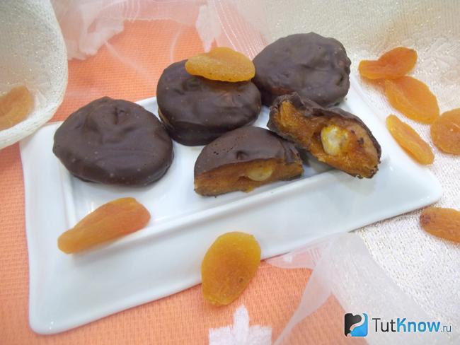 Готовая курага в шоколадной глазури с фундуком
