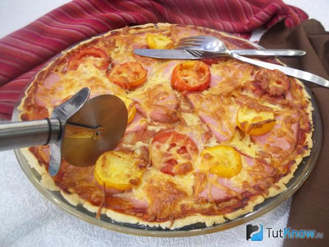 Готовый пирог из песочного теста с колбасой, помидорами и сыром