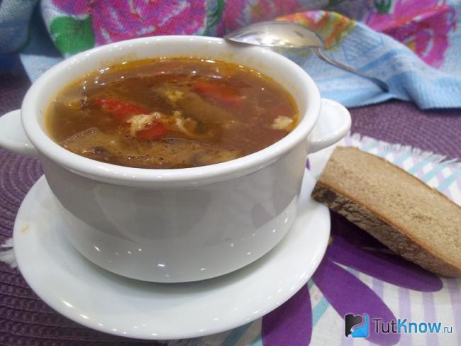 Готовый овощной суп с куриными желудками на бульоне