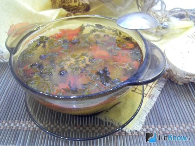 Готовый суп с куриными крылышками и замороженными овощами