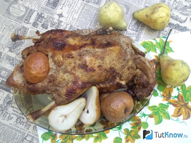 Готовая запеченная утка с грушами в сливово-лимонном соусе в духовке