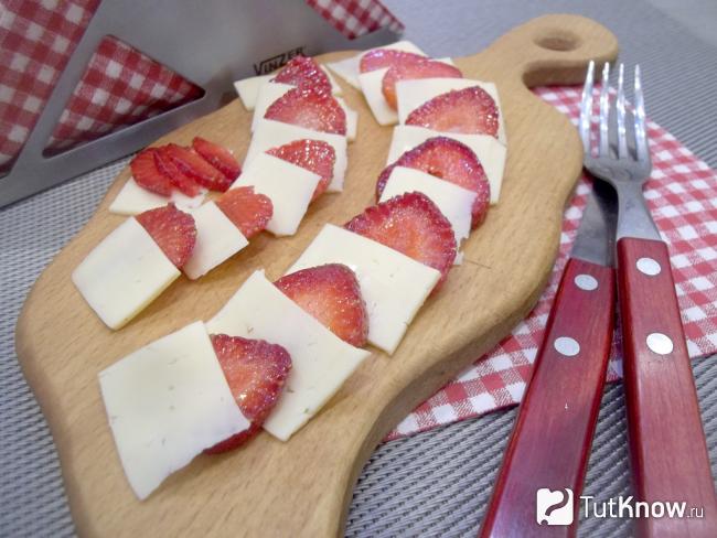 Готовый десерт из клубники с сыром