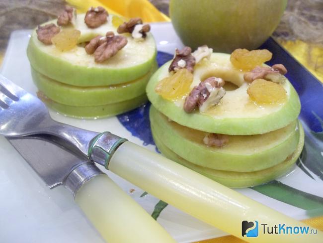 Готовые запеченные яблоки с медом, орехами и изюмом в микроволновой печи